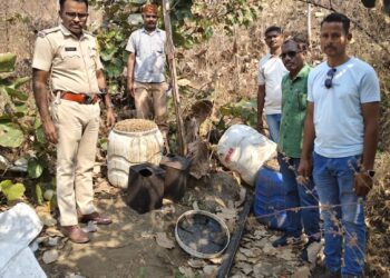 तीन गावांत हातभट्टी दारूचे अड्डे उध्वस्त