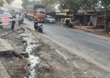 चारोटी नाका परिसरात उघड्या सांडपाण्याचा विळखा; नागरिकांच्या आरोग्याचा गंभीर प्रश्न ऐरणीवर