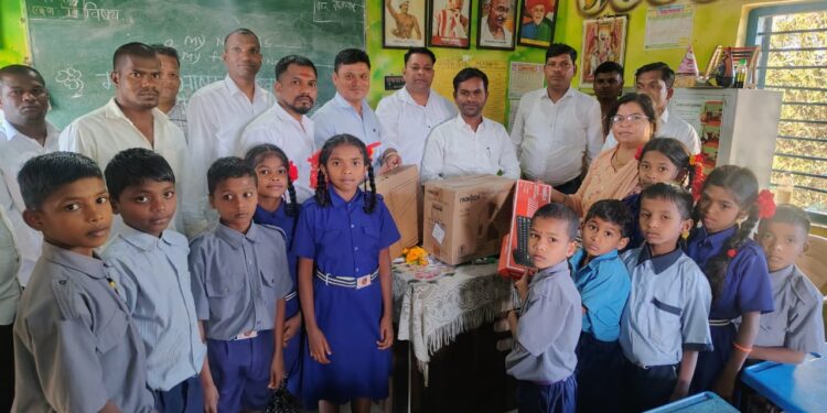 मराठी भाषा गौरव दिनी आपटाळे येथे ३ शाळांना संगणक संचांचे वाटप