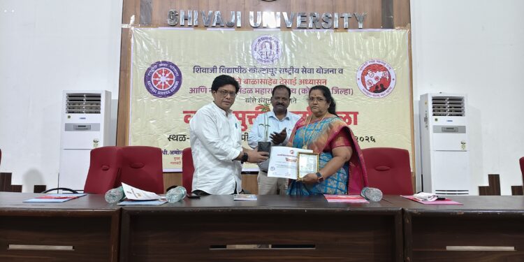 व्यसनमुक्ती उपक्रमात योगदानाबद्दल मुख्याध्यापिका माणिक नागावे यांचा गौरव….