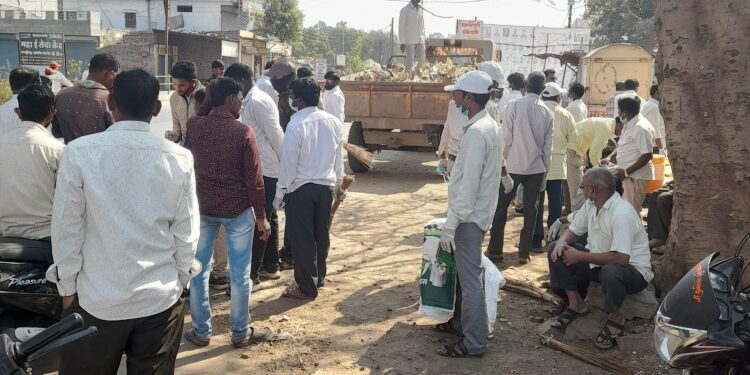 महाराष्ट्र भूषण आदरनिय.डॉ.श्री नानासाहेब धर्माधिकारी प्रतिष्ठानच्या वतीने माळशिरस येथे स्वच्छता अभियान