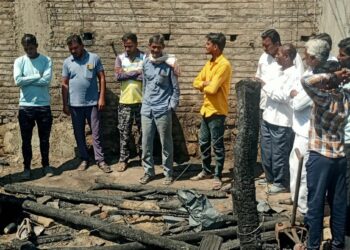 नुकसान ग्रस्त कुटुंबास भाई इमरान खान यांच्याकडुन मदतीचा हात.