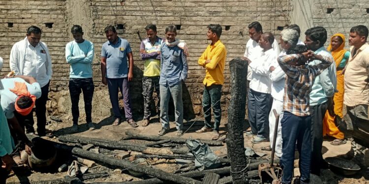 नुकसान ग्रस्त कुटुंबास भाई इमरान खान यांच्याकडुन मदतीचा हात.