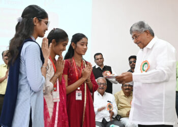 महिला दिनी पालकमंत्री चंद्रकांत पाटील यांच्याकडून विद्यार्थिनींचे औक्षण करून स्त्रीशक्तीचा अनोखा सन्मान