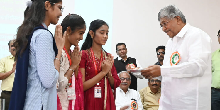 महिला दिनी पालकमंत्री चंद्रकांत पाटील यांच्याकडून विद्यार्थिनींचे औक्षण करून स्त्रीशक्तीचा अनोखा सन्मान