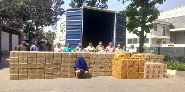 मिरजेत ‘राज्य उत्पादन’ ची धडक कारवाई; औषधांच्या नावाखाली लाखो रुपये किमतीची अवैध वाहतूक करणारा गोवा मेड देशी दारू चा साठा हस्तगत