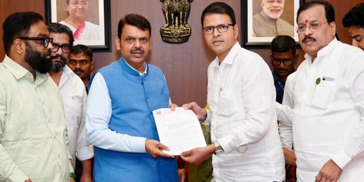 “बेस्ट” उपक्रमातील कार्यरत,सेवानिवृत्त, आणि खाजगी कंत्राटदार (वेट लीज)कर्मचारी यांच्या प्रलंबित मागण्यांसाठी मा.मुख्यमंत्री यांना निवेदन सादर.