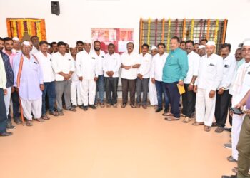 चारी क्र.४६ ते ५२ येथील लाभार्थी शेतकरी बांधवांनी पालखेड डावा कालव्याचे आवर्तन मिळावे मागनीसाठी मा खा समिर भाऊ भुजबळ यांची घेतली भेट