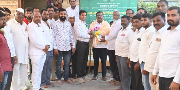रस्ते सुरेगाव येथे मा खा श्री समीर भाऊ भुजबळ यांचे हस्ते सभामंडपाचे भुमीपुजन