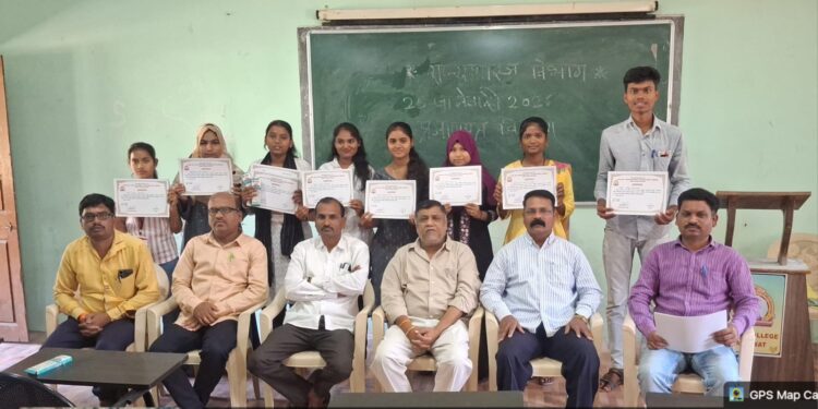 के. के. एम. महाविद्यालयात पारितोषिकांचे वितरण