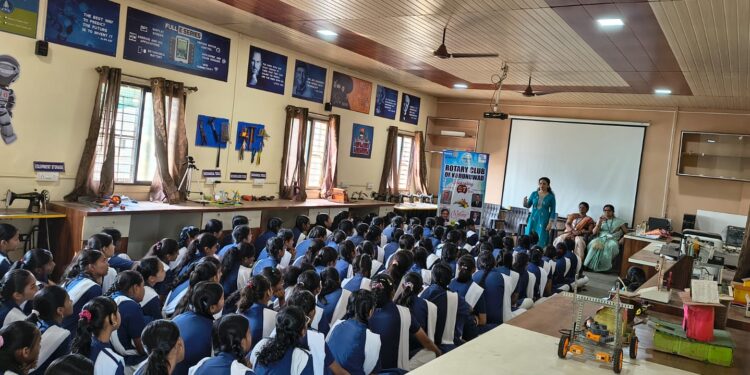 किशोरवयीन मुलींच्या आरोग्य विषयक व्याख्याण्याचे आयोजन साने गुरुजी विद्यालयात संपन्न…..