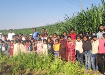 निमगाव जि.प. प्राथमिक शाळेच्या विद्यार्थ्यांची शैक्षणिक क्षेत्रभेट; शेती व दुग्ध व्यवसायाचा घेतला प्रत्यक्ष अनुभव