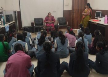 राधिका स्कुल मध्ये आरोग्य,  स्वच्छता तसेच मासिक पाळी याविषयी मार्गदर्शन