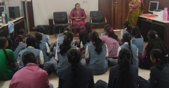 राधिका स्कुल मध्ये आरोग्य,  स्वच्छता तसेच मासिक पाळी याविषयी मार्गदर्शन