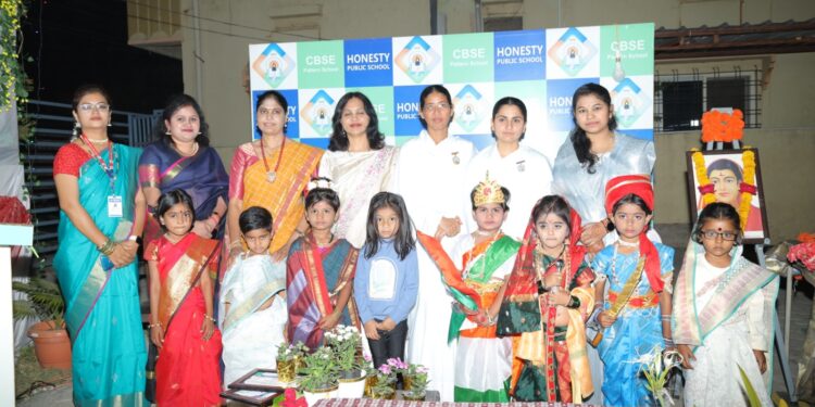 ऑनेस्टी पब्लिक स्कूल येथे महिला दिनानिमित्त स्वावलंबी व व्यक्तिमत्व विकास कार्यशाळा संपन्न