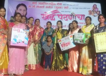 जागतिक महिला दिनानिमित्त दारफळ सीना येथे मा. सौ. सोनाली मनोज साठे यांच्या संकल्पनेतून खेळ पैठणीचा कार्यक्रम आयोजन