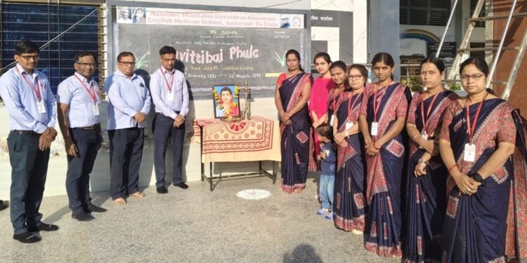 एम.एस.जी.एस.मध्ये क्रांतिज्योती साविञीबाई फुले यांना पुण्यतिथी निमित्त आदराजंली