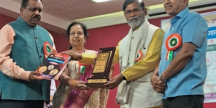 अनिल ताडगे यांचा जीवन गौरव पुरस्काराने सन्मान…