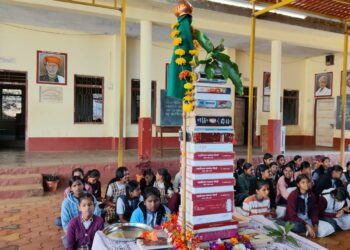 📚 “पुस्तकांची गुढी उभारून नववर्षाचे स्वागत; चंदगडच्या न्यू इंग्लिश स्कूलचा प्रेरणादायी उपक्रम”