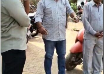 आजऱ्यात निकृष्ट रस्ते कामावरून ‘गर्जना संघटना’ आक्रमक; अधिकाऱ्यांना दिला आंदोलनाचा इशारा