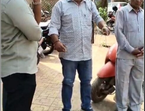 आजऱ्यात निकृष्ट रस्ते कामावरून ‘गर्जना संघटना’ आक्रमक; अधिकाऱ्यांना दिला आंदोलनाचा इशारा