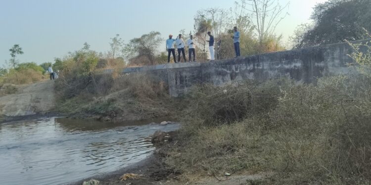 शिवना टाकळी प्रकल्पाचे पाणी धोंदलगावपर्यंत का पोहोचत नाही? तरुणांची पाहणी; आंदोलनाचा इशारा