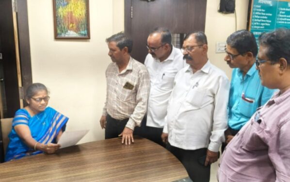 चतुर्थश्रेणी कर्मचाऱ्यांच्या वेतनश्रेणीच्या पेचावर शिक्षण उपसंचालकांशी सकारात्मक चर्चा