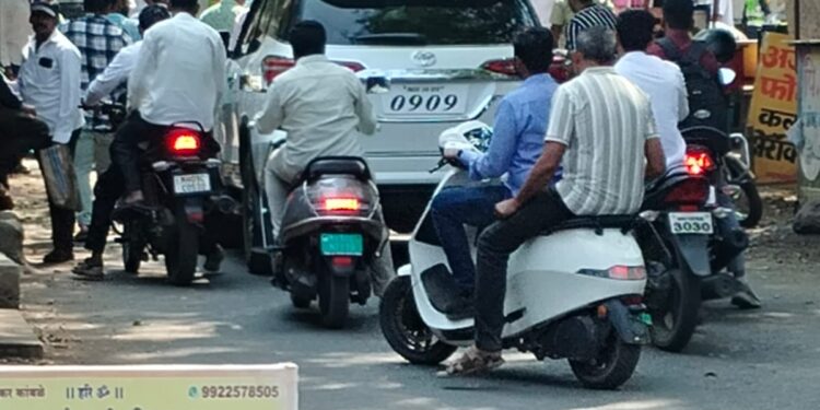 मिरजेतील तहसीलदार कार्यालयाजवळ वाहतुकीची समस्या..खोक्याच्या अतिक्रमणाकडे प्रशासनाचे दुर्लक्ष!!