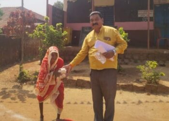 माणुसकीचा ओलावा! १०० वर्षांच्या आजीने जोपासले पुत्रवत प्रेम; शिक्षकाला शाळेत नेऊन दिला यात्रेचा प्रसाद