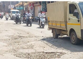 भीती वाढलीछत्रपती संभाजी महाराज चौक ते पोलीस लाईन रस्ता धोकादायक; निधीची मागणी – विकास माने