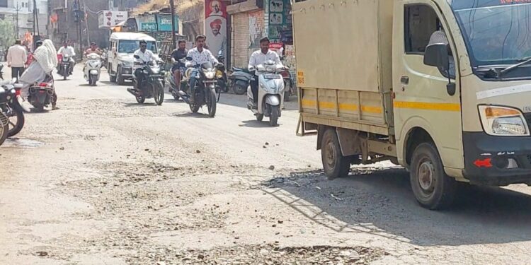 भीती वाढलीछत्रपती संभाजी महाराज चौक ते पोलीस लाईन रस्ता धोकादायक; निधीची मागणी – विकास माने