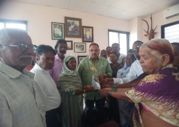 मा. आमदार, डॉ.श्री. राजेंद्र पाटील – यड्रावकरसो यांना कुरुंदवाड शहर अतिक्रमणधारक संघर्ष समिती कडून निवेदन दिले….