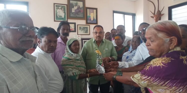 मा. आमदार, डॉ.श्री. राजेंद्र पाटील – यड्रावकरसो यांना कुरुंदवाड शहर अतिक्रमणधारक संघर्ष समिती कडून निवेदन दिले….