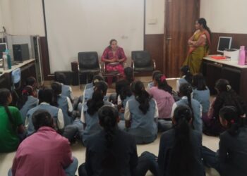 राधिका स्कुल मध्ये विद्यार्थीनींसाठी आरोग्य मार्गदर्शन शिबीर