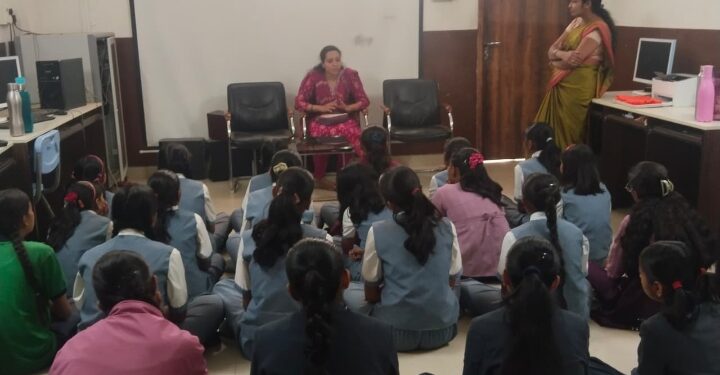 राधिका स्कुल मध्ये विद्यार्थीनींसाठी आरोग्य मार्गदर्शन शिबीर
