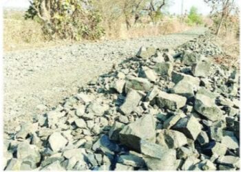 डांबरीकरण रस्त्यासाठी निकृष्ट साहित्याचा वापर