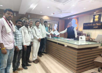 शेतकरी संघटनेच्यावतीने जिल्हाधिकाऱ्यांना निवेदन