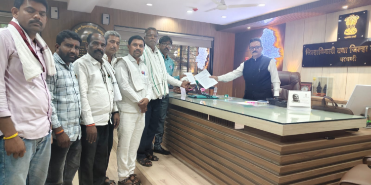 शेतकरी संघटनेच्यावतीने जिल्हाधिकाऱ्यांना निवेदन