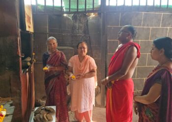 साई भक्तांकडून साईबाबांच्या धूनीसाठी गावरान गाईच्या गोवऱ्या अर्पण