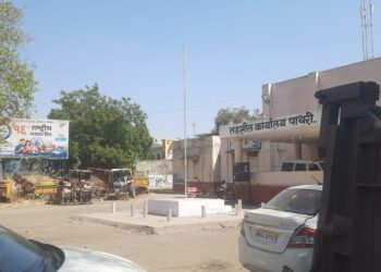 पाथरी तहसील कार्यालयासमोर जप्त वाहनांचा ढिग; कारवाई व लिलावाबाबत नागरिकांमध्ये चर्चा