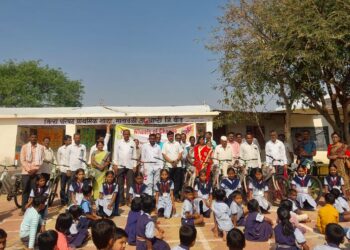 मातावळी जिल्हा परिषद शाळेत 11 मोफत सायकलींचे वाटप
