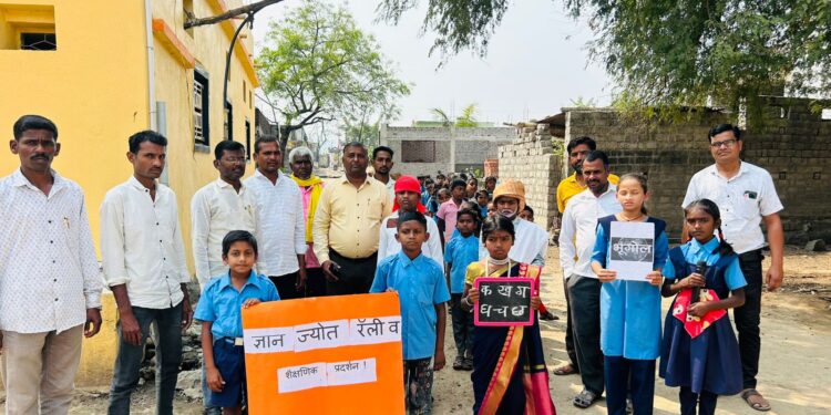 टाकळी नवी जि.प. शाळेचा अनोखा उपक्रम; ‘मुले शाळेत पाठवा’चा नारा देत चौकाचौकांत शिक्षण प्रदर्शन
