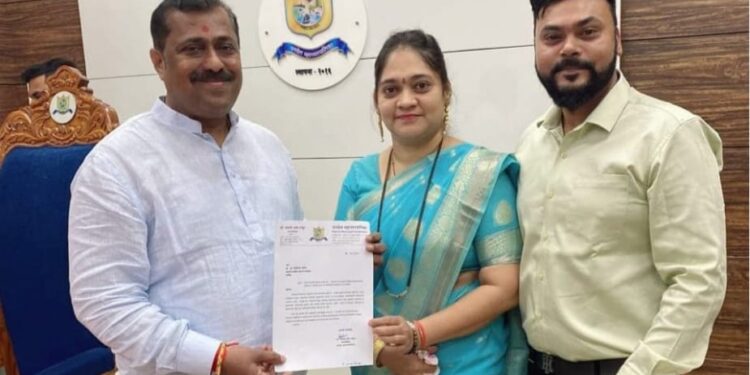 रोडपालीतील अनधिकृत झोपडपट्टीवर कारवाई ची नगरसेविका मनाली अमर ठाकूर यांची मागणी…