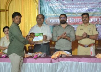 सर्पमित्र संतोष बगले यांना ‘वन्यजीव निसर्ग रक्षक’ पुरस्कार