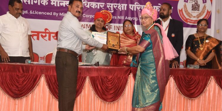 ‘महिला रत्न’ राज्यस्तरीय पुरस्काराने सौ. मनीषा आव्हाड यांचा गौरव
