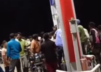 अफवेमुळे काळी दौ येथे पेट्रोल पंपावर गर्दी; प्रशासनाचे शांतता राखण्याचे आवाहन