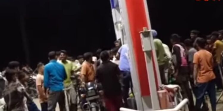 अफवेमुळे काळी दौ येथे पेट्रोल पंपावर गर्दी; प्रशासनाचे शांतता राखण्याचे आवाहन