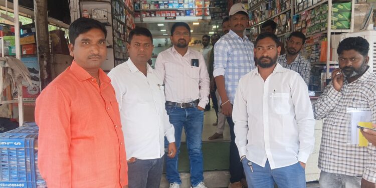 किनवट नगर परिषदेची धडक कारवाई; थकबाकीदारांचे दोन गाळे सील