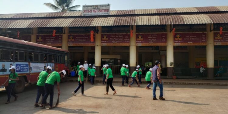 स्वच्छतेतून समाजसेवा: व्यंकटराव हायस्कूलच्या उपक्रमाने आजरा बसस्थानक चकाकले