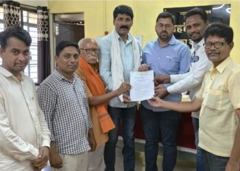 वृत्तपत्र उद्योग वाचवण्यासाठी व्हॉईस ऑफ मीडियाचे निवेदन; १५०% जाहिरात दरवाढीसह विविध मागण्या